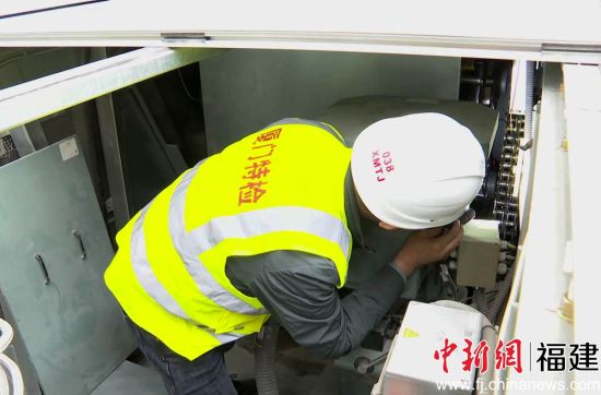 图为厦门特检院人员在检测电梯。厦门市市场监管局 供图 图为厦门特检院人员在检测电梯。厦门市市场监管局 供图