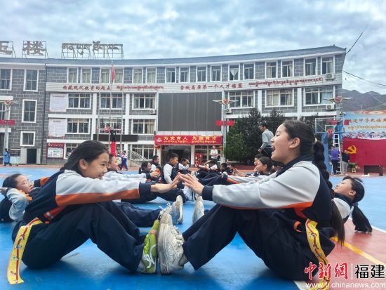 送教教师在昌都实验小学上课时组织学生进行体能练习。 送教教师在昌都实验小学上课时组织学生进行体能练习。