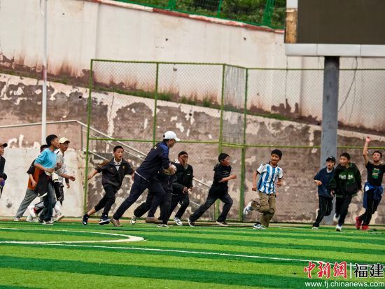 福州市中学体育陈祁罕名师工作室送教教师团队组织学生进行橄榄球比赛。 福州市中学体育陈祁罕名师工作室送教教师团队组织学生进行橄榄球比赛。