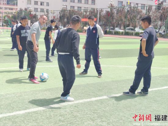 送教教师在昌都市第一高级中学上足球教学公开课。 送教教师在昌都市第一高级中学上足球教学公开课。
