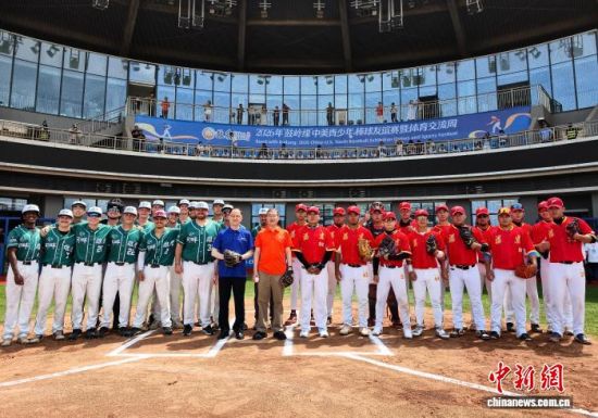 图为福建队(红)与俄克拉何马州东北州立大学河畔雄鹰棒球队(绿)合影留念。中新社记者 张斌 摄 图为福建队(红)与俄克拉何马州东北州立大学河畔雄鹰棒球队(绿)合影留念。中新社记者 张斌 摄