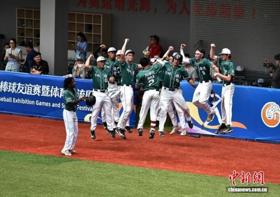 图为俄克拉何马州东北州立大学河畔雄鹰棒球队队员祝贺队友在比赛中的出色表现。中新社记者 张斌 摄 图为俄克拉何马州东北州立大学河畔雄鹰棒球队队员祝贺队友在比赛中的出色表现。中新社记者 张斌 摄