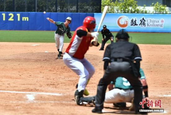 图为福建队(红)与俄克拉何马州东北州立大学河畔雄鹰棒球队(绿)在比赛中。中新社记者 张斌 摄 图为福建队(红)与俄克拉何马州东北州立大学河畔雄鹰棒球队(绿)在比赛中。中新社记者 张斌 摄