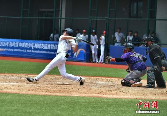 图为四川蛟龙棒球队(前中)与美国波士顿密歇根雄鹰联队(前左)在比赛中。中新社记者 张斌 摄 图为四川蛟龙棒球队(前中)与美国波士顿密歇根雄鹰联队(前左)在比赛中。中新社记者 张斌 摄