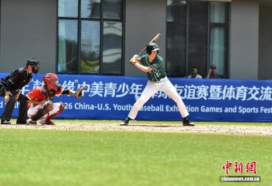 图为福建队(红)与俄克拉何马州东北州立大学河畔雄鹰棒球队(绿)在比赛中。中新社记者 张斌 摄 图为福建队(红)与俄克拉何马州东北州立大学河畔雄鹰棒球队(绿)在比赛中。中新社记者 张斌 摄