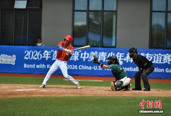 图为福建队(红)与俄克拉何马州东北州立大学河畔雄鹰棒球队(绿)在比赛中。中新社记者 张斌 摄 图为福建队(红)与俄克拉何马州东北州立大学河畔雄鹰棒球队(绿)在比赛中。中新社记者 张斌 摄