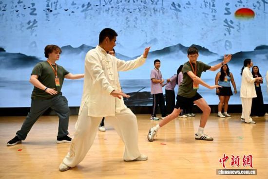 6月30日,参与2026年“鼓岭缘”中美青少年棒球友谊赛暨体育交流周的中美青少年齐聚福州屏东中学屏北分校,在专业太极拳教练的指导下,学习太极拳。中新社记者 吕明 摄 6月30日,参与2026年“鼓岭缘”中美青少年棒球友谊赛暨体育交流周的中美青少年齐聚福州屏东中学屏北分校,在专业太极拳教练的指导下,学习太极拳。中新社记者 吕明 摄