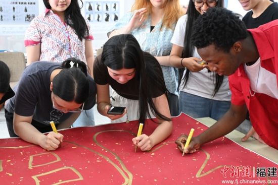 图为福州高校学生与国际生同写“福”字。 图为福州高校学生与国际生同写“福”字。