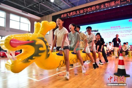 6��30�գ��ɻ�������ѧУѧ���ڸ��ݵڶ���ѧ���麵�����ۡ���������� �ű� ��