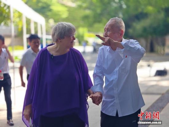 7月1日,美国穆蔼仁家族后人、“鼓岭之友”发起人穆言灵(左)漫步在福建福州三山人文纪念园时,一路牵着她口中的“中国爸爸”、年逾百岁的抗日志士陈世明(右)的手。叶秋云 摄 7月1日,美国穆蔼仁家族后人、“鼓岭之友”发起人穆言灵(左)漫步在福建福州三山人文纪念园时,一路牵着她口中的“中国爸爸”、年逾百岁的抗日志士陈世明(右)的手。叶秋云 摄