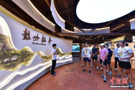 6月29日,美国青少年在鼓岭万国公益社参观,了解“鼓岭故事”。 中新网记者 张斌 摄 6月29日,美国青少年在鼓岭万国公益社参观,了解“鼓岭故事”。 中新网记者 张斌 摄