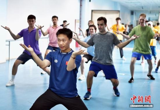 7月1日,美国青年在位于福建福州的闽江大学学习地术拳。 中新网记者 张斌 摄 7月1日,美国青年在位于福建福州的闽江大学学习地术拳。 中新网记者 张斌 摄
