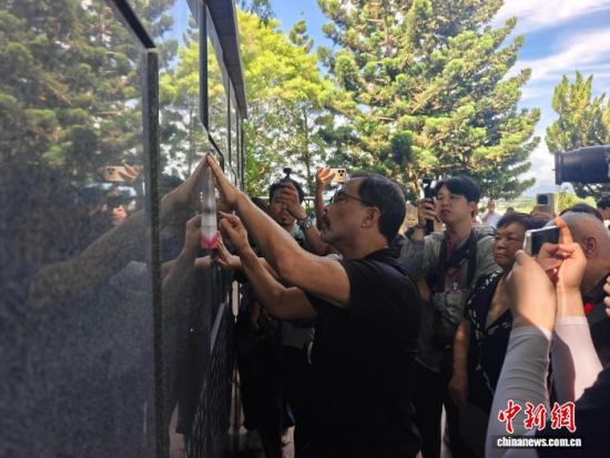 图为海门薇家族后人托马斯·海门薇在福州抗日志士纪念墙前祭扫,缅怀先辈。叶秋云 摄 图为海门薇家族后人托马斯·海门薇在福州抗日志士纪念墙前祭扫,缅怀先辈。叶秋云 摄