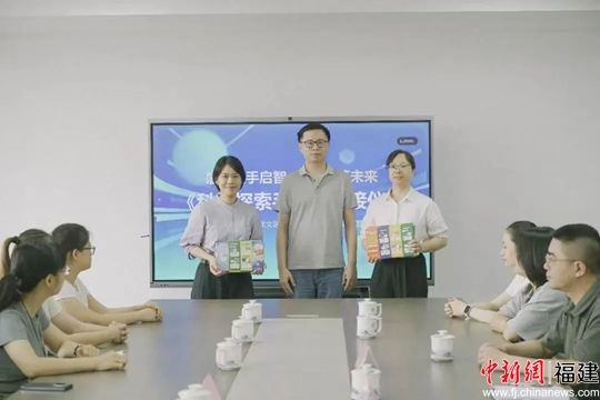 图为近日漳州科技馆为龙文学子送上“科学礼包:精心编制的《科学探索手册》。 图为近日漳州科技馆为龙文学子送上“科学礼包:精心编制的《科学探索手册》。