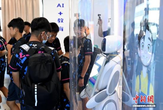 7月4日,台湾青少年参观福州阳光学院人工智能学院成果展厅,感受AI魅力。中新社记者 吕明 摄 7月4日,台湾青少年参观福州阳光学院人工智能学院成果展厅,感受AI魅力。中新社记者 吕明 摄