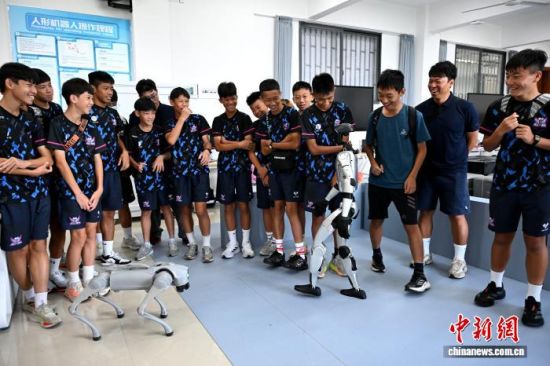 7月4日,台湾青少年走进福州阳光学院人工智能学院,近距离体验智能科技,感受AI魅力。图为台湾青少年与机器人互动。中新社记者 吕明 摄 7月4日,台湾青少年走进福州阳光学院人工智能学院,近距离体验智能科技,感受AI魅力。图为台湾青少年与机器人互动。中新社记者 吕明 摄