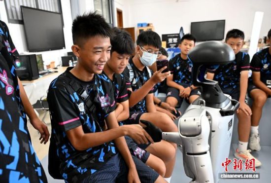 7月4日,台湾青少年走进福州阳光学院人工智能学院,近距离体验智能科技,感受AI魅力。图为台湾青少年与机器人互动。中新社记者 吕明 摄 7月4日,台湾青少年走进福州阳光学院人工智能学院,近距离体验智能科技,感受AI魅力。图为台湾青少年与机器人互动。中新社记者 吕明 摄