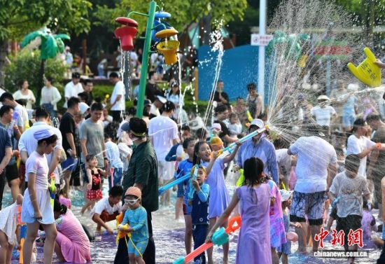 7月4日,小朋友在福州市儿童公园戏水度夏。中新社记者 张斌 摄 7月4日,小朋友在福州市儿童公园戏水度夏。中新社记者 张斌 摄