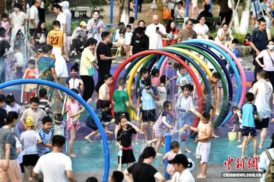 7月4日,小朋友在福州市儿童公园戏水度夏。中新社记者 张斌 摄 7月4日,小朋友在福州市儿童公园戏水度夏。中新社记者 张斌 摄