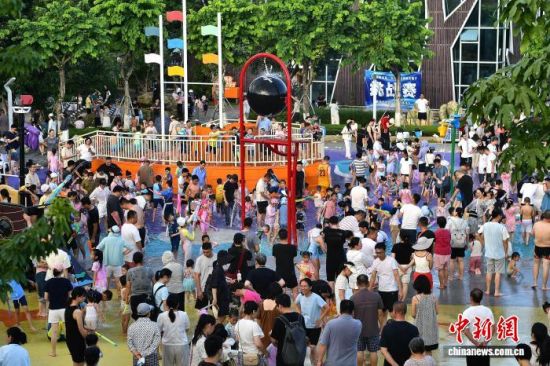 7月4日,小朋友在福州市儿童公园戏水度夏。中新社记者 张斌 摄 7月4日,小朋友在福州市儿童公园戏水度夏。中新社记者 张斌 摄