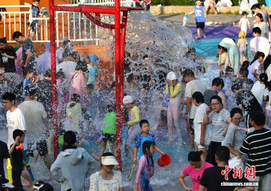 7月4日,小朋友在福州市儿童公园戏水度夏。中新社记者 张斌 摄 7月4日,小朋友在福州市儿童公园戏水度夏。中新社记者 张斌 摄