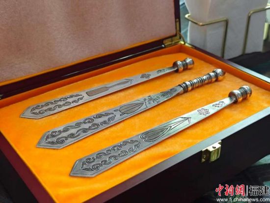 图为张垚统设计的三条簪样式。张垚统 摄 图为张垚统设计的三条簪样式。张垚统 摄