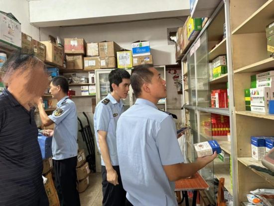 明溪县司法局联合多部门到某兽药店,通过闽执法平台“扫码”,进行兽药经营管理规范、兽药质量、企业信用信息公示监督检查 明溪县司法局联合多部门到某兽药店,通过闽执法平台“扫码”,进行兽药经营管理规范、兽药质量、企业信用信息公示监督检查