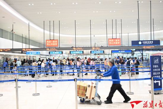 6月26日,厦门五通客运码头,厦门边检总站高崎边检站保障入境旅客有序通关。刘楷 摄 6月26日,厦门五通客运码头,厦门边检总站高崎边检站保障入境旅客有序通关。刘楷 摄