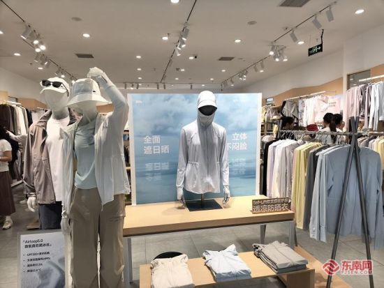 商店防晒衣摆放在显著位置。 商店防晒衣摆放在显著位置。