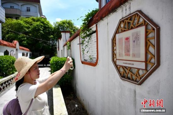图为7月6日,游客在福州长乐猴屿乡侨批文化街区参观。中新社记者 吕明 摄 图为7月6日,游客在福州长乐猴屿乡侨批文化街区参观。中新社记者 吕明 摄
