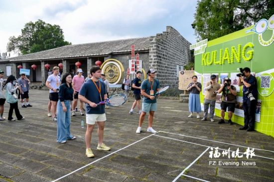 美国青年在鼓岭玩网球互动游戏。 美国青年在鼓岭玩网球互动游戏。