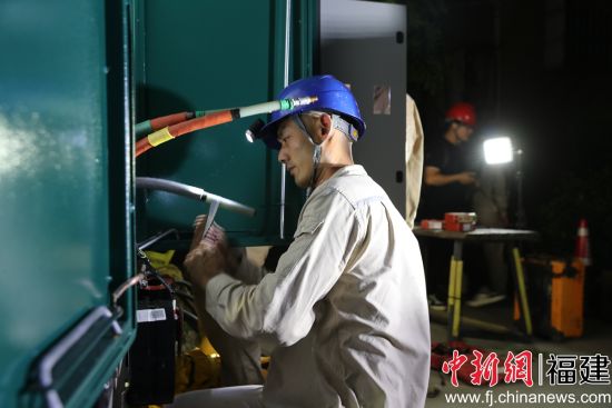 7月10日晚,国网莆田供电公司连夜更换故障变压器,保障客户安心用电(朱清霞) 7月10日晚,国网莆田供电公司连夜更换故障变压器,保障客户安心用电(朱清霞)