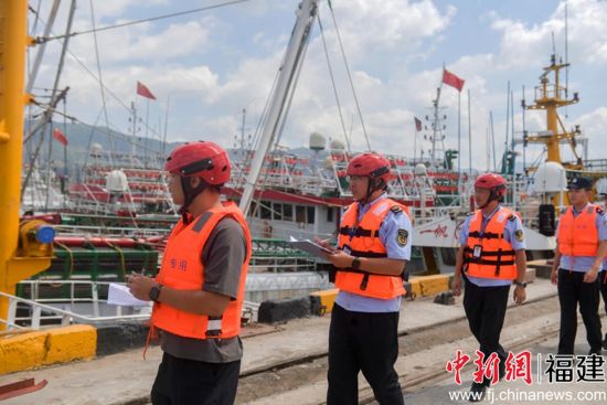 图说:罗源防台巡查人员对靠港避风的船只进行登记 图说:罗源防台巡查人员对靠港避风的船只进行登记