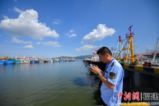罗源执法人员使用无人机辅助海上防控 罗源执法人员使用无人机辅助海上防控