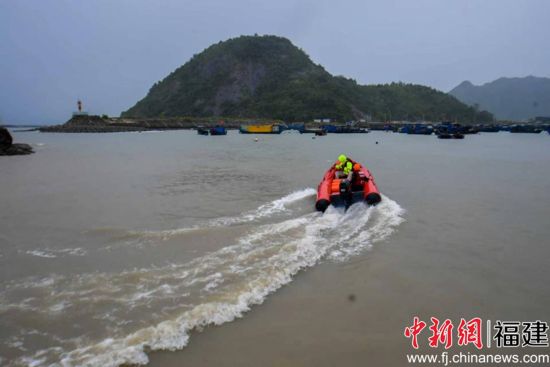 蓝豹救援队队员开展巡查值守,严防已撤离渔民回流。刘其燚 摄 蓝豹救援队队员开展巡查值守,严防已撤离渔民回流。刘其燚 摄