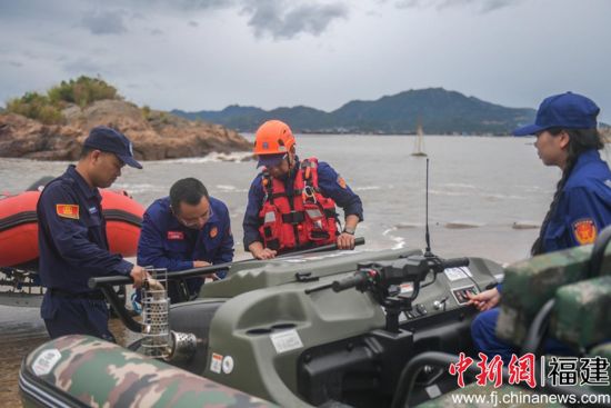蓝豹救援队队员检查救援设备。刘其燚 摄 蓝豹救援队队员检查救援设备。刘其燚 摄
