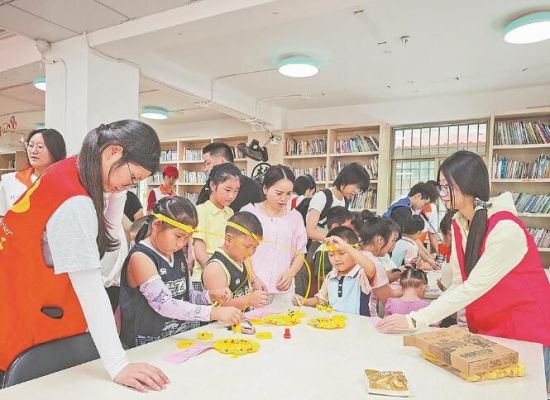 在集美区浒井社区公益图书馆,工作人员带领孩子们进行趣味活动。 (受访者供图) 在集美区浒井社区公益图书馆,工作人员带领孩子们进行趣味活动。 (受访者供图)