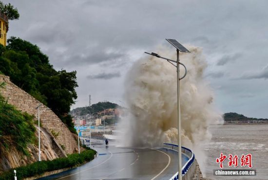 7月11日,台风“巴威”逼近,福建省宁德市霞浦县三沙镇海边掀起巨浪。中新社记者 王东明 摄 7月11日,台风“巴威”逼近,福建省宁德市霞浦县三沙镇海边掀起巨浪。中新社记者 王东明 摄