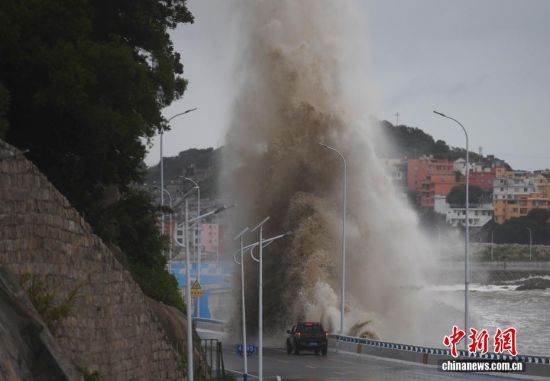 7月11日,台风“巴威”逼近,福建省宁德市霞浦县三沙镇海边掀起巨浪。中新社记者 王东明 摄 7月11日,台风“巴威”逼近,福建省宁德市霞浦县三沙镇海边掀起巨浪。中新社记者 王东明 摄