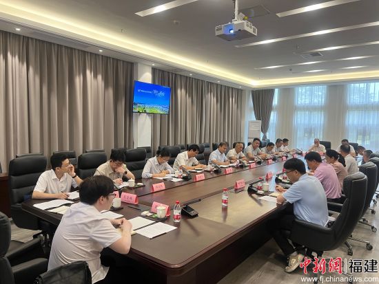 国网莆田供电公司员工到华峰集团现场办公,共同会商破解难题。吴金城 摄 国网莆田供电公司员工到华峰集团现场办公,共同会商破解难题。吴金城 摄
