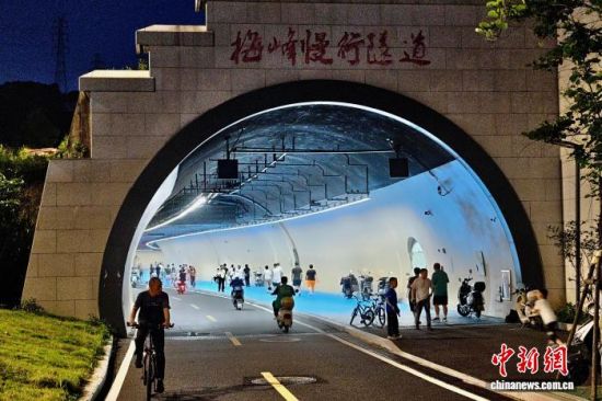 7月8日,福建福州,民众在梅峰慢行隧道里散步纳凉。中新社记者 王东明 摄 7月8日,福建福州,民众在梅峰慢行隧道里散步纳凉。中新社记者 王东明 摄