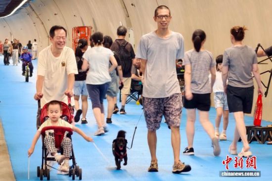 7月8日,福建福州,民众在梅峰慢行隧道里散步纳凉。中新社记者 王东明 摄 7月8日,福建福州,民众在梅峰慢行隧道里散步纳凉。中新社记者 王东明 摄
