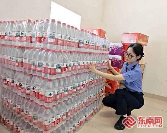 7月9日,泉州站工作人员清点防台风应急物资,为应对台风“巴威”做好充分的准备。吴欢 摄 7月9日,泉州站工作人员清点防台风应急物资,为应对台风“巴威”做好充分的准备。吴欢 摄