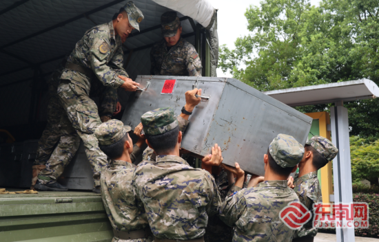 武警福建总队南平支队闻令而动,迅速启动应急响应机制。 武警福建总队南平支队闻令而动,迅速启动应急响应机制。