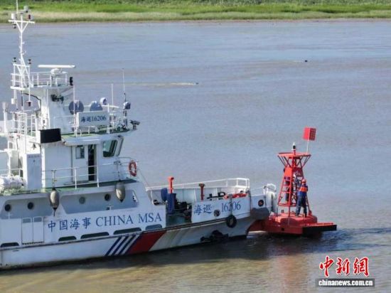 海巡16206轮海上巡检航标。蔡志武 摄 海巡16206轮海上巡检航标。蔡志武 摄