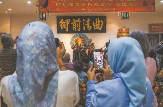 6月21日,印度尼西亚雅加达,印尼东方音乐基金会,几名穆斯林女学生在台上认真演唱南音。 6月21日,印度尼西亚雅加达,印尼东方音乐基金会,几名穆斯林女学生在台上认真演唱南音。