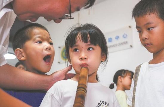 6月29日,斯里兰卡科伦坡市,代表团团长陈铭伟在华助中心中文学校现场指导学生学习洞箫。 6月29日,斯里兰卡科伦坡市,代表团团长陈铭伟在华助中心中文学校现场指导学生学习洞箫。