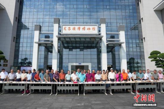 7月12日,以“赓续族谱文脉·共话两岸一家——同心筑同源血脉永相连”为主题的第二届杭台晒谱日活动,在位于福建省龙岩市上杭县的客家族谱博物馆举行。上杭县融媒体中心 供图 7月12日,以“赓续族谱文脉·共话两岸一家——同心筑同源血脉永相连”为主题的第二届杭台晒谱日活动,在位于福建省龙岩市上杭县的客家族谱博物馆举行。上杭县融媒体中心 供图