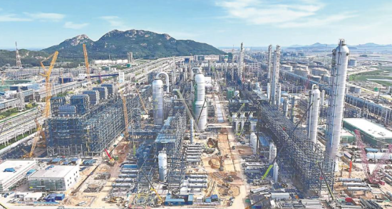 古雷石化基地建设现场塔罐林立,装置渐次成型。陈汉祥 摄 古雷石化基地建设现场塔罐林立,装置渐次成型。陈汉祥 摄