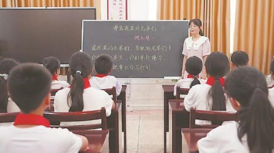 在长泰区枋洋中心小学,老师带领学生诵读革命诗篇。 在长泰区枋洋中心小学,老师带领学生诵读革命诗篇。